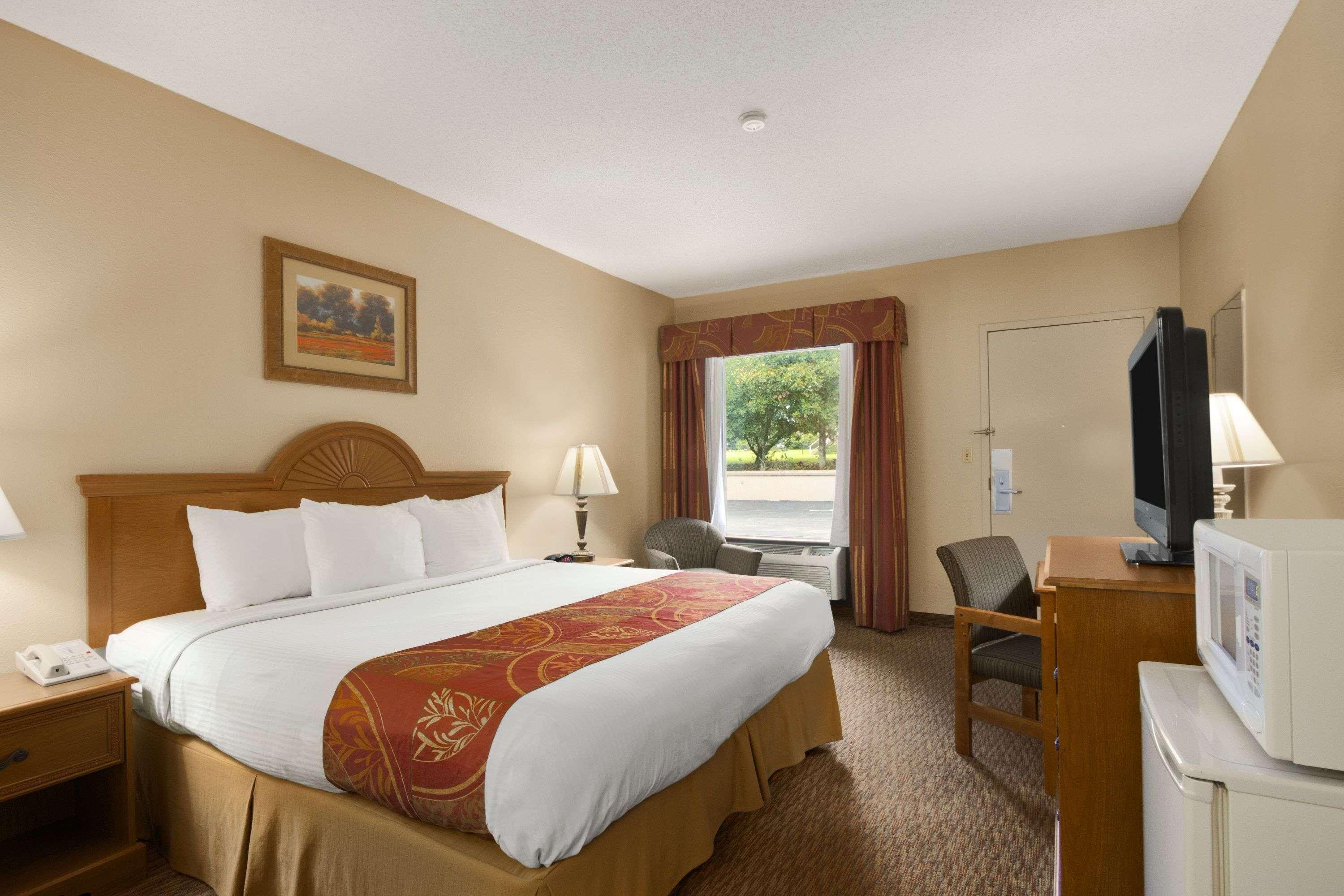 Days Inn By Wyndham Alexander City Exterior photo